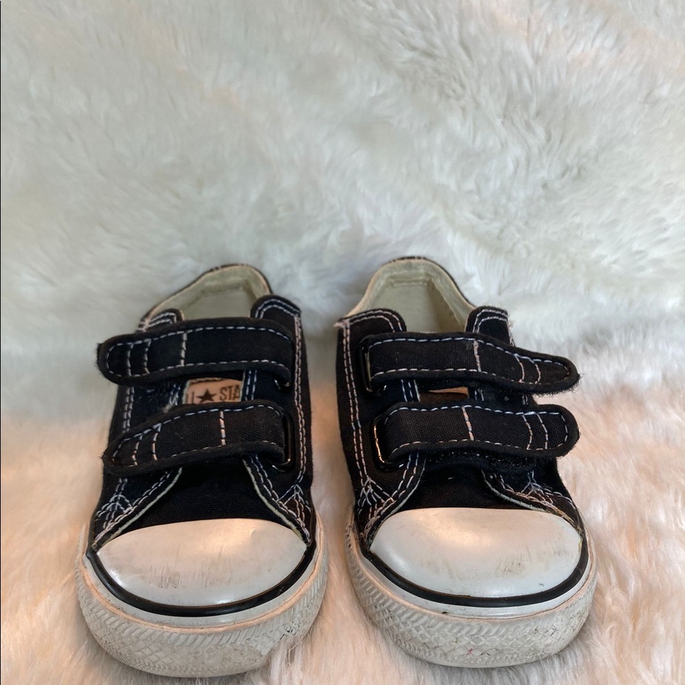 Black low top converse